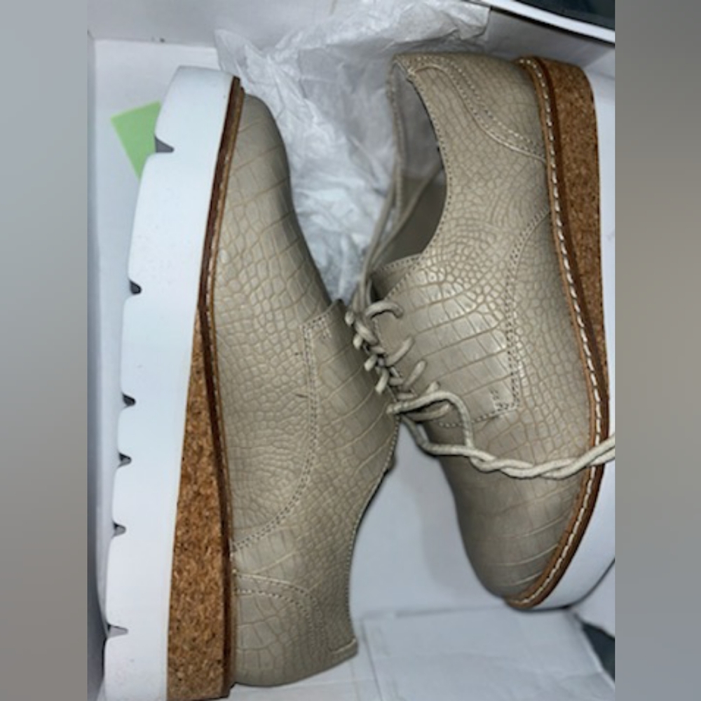 Steve Madden NWOT Wrenley's size 7 in Taupe